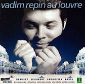 Vadim Repin Au Louvre albumhoes met de violist Vadim Repin in de voorgrond en de piramide van het Louvre op de achtergrond.