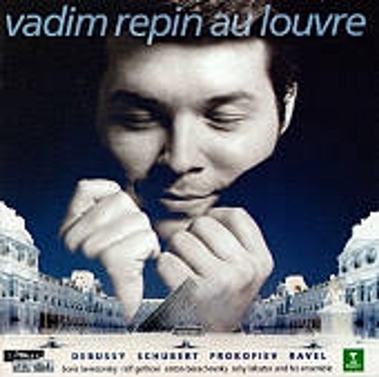 Vadim Repin Au Louvre albumhoes met de violist Vadim Repin in de voorgrond en de piramide van het Louvre op de achtergrond.