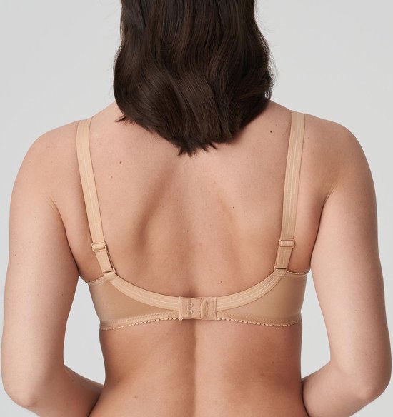 Achterkant van een beige beugel-bh met verstelbare bandjes en haakjes.