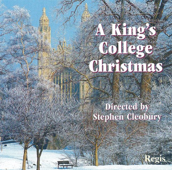 A King's College Christmas, geregisseerd door Stephen Cleobury. Besneeuwde bomen op de voorgrond, met King's College Chapel op de achtergrond.