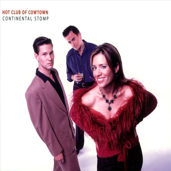 Drie personen. Een man in een roze pak, een andere man met een drankje, en een vrouw in een rood topje met veren. Titel: 'HOT CLUB OF COWTOWN CONTINENTAL STOMP'.