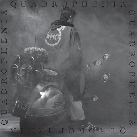 Jonge man met mod-kleding, zittend op een scooter. Hij draagt een jas met 'WHO' erop. Foto met 'QUADROPHENIA' rondom.
