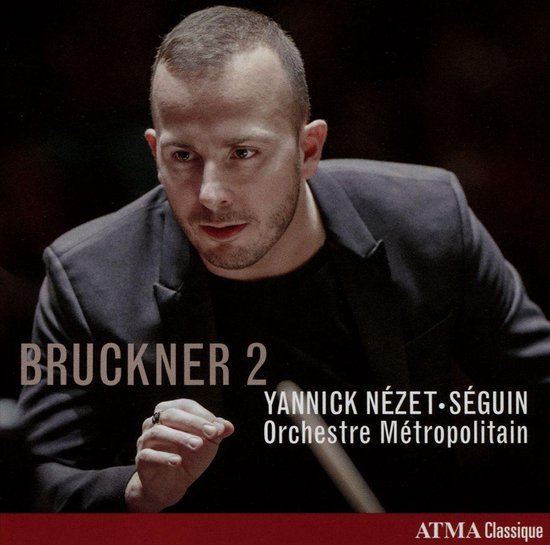 Yannick Nézet-Séguin dirigeert Bruckner 2 met Orchestre Métropolitain. Kleding: zwart colbert.