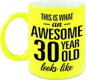 Awesome 30 year cadeau mok / beker neon geel 330 ml