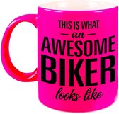 Awesome biker cadeau mok / beker neon roze 330 ml