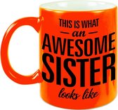 This is what an awesome sister looks like tekst cadeau mok / beker - neon oranje - 330 ml -  kado zus / zusje