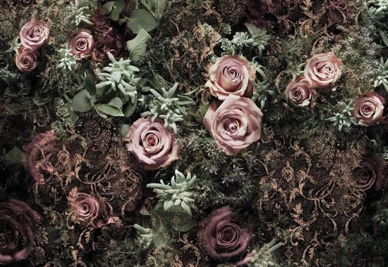 Donker behang met roze rozen, groene succulente planten en gouden ornamenten.