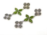 Lange zilveren oorringen oorbellen Model Refined Repitition gezet met kaki groene stenen