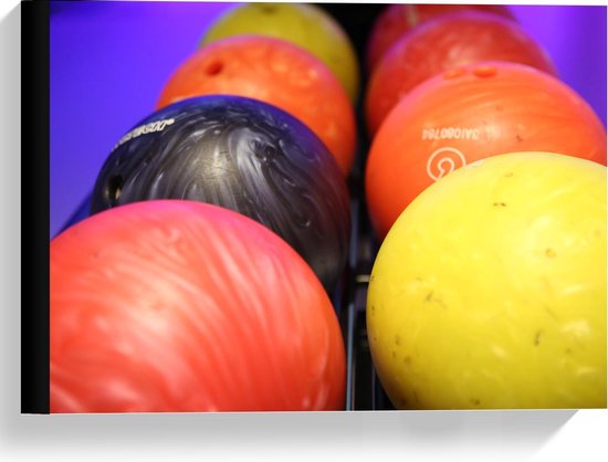 Canvas  - Bowlingballen met Paarse Achtergrond - 40x30cm Foto op Canvas Schilderij (Wanddecoratie op Canvas)