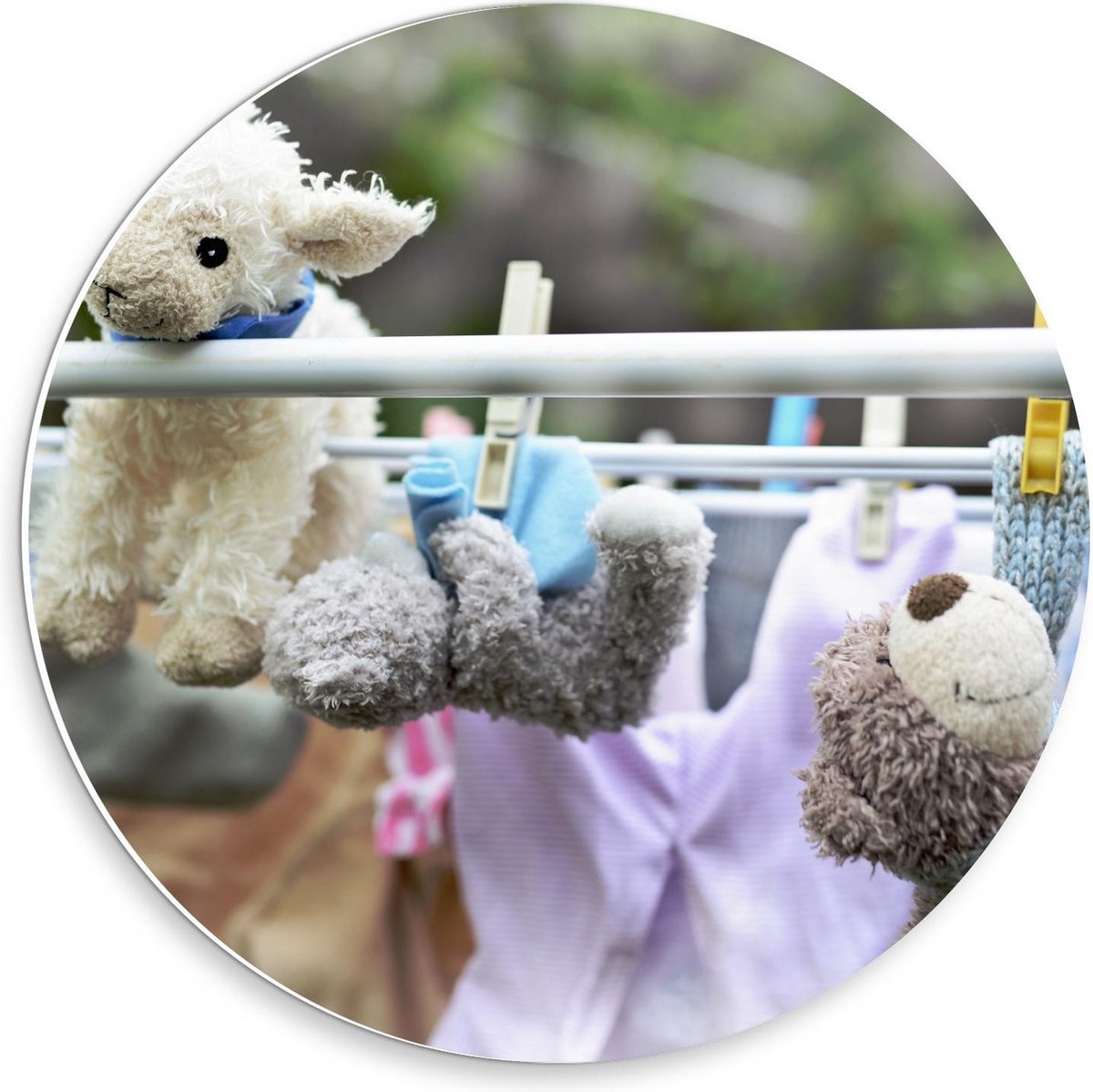 Forex Wandcirkel - Knuffels/Kleding aan de Waslijn - 30x30cm Foto op Wandcirkel (met ophangsysteem)