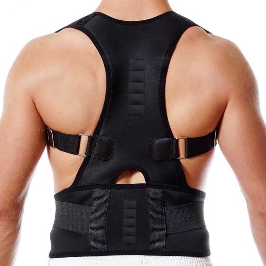 Zwarte rugbrace op een man met ontbloot bovenlichaam. Verstelbare banden over de schouders en een brede band om de taille.