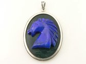 Zilveren hanger met paardenhoofd van lapis lazuli op agaat