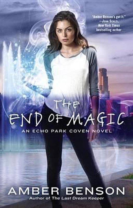 Een vrouw in een grijs shirt met witte mouwen staat voor een stadsgezicht met fonteinen, met de titel 'The End of Magic' eroverheen.