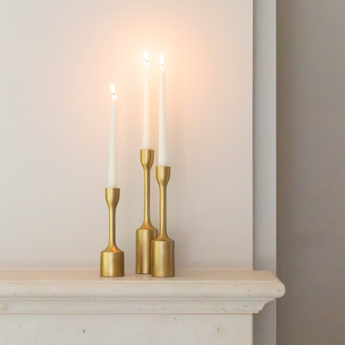 Atmooz Orso kaarshouder - set van 3 – goudkleurig metaal – luxe kandelaars – decoratieve kaarsenhouders in drie hoogtes – stijlvolle woonaccessoire – elegante gouden kaarshouders
