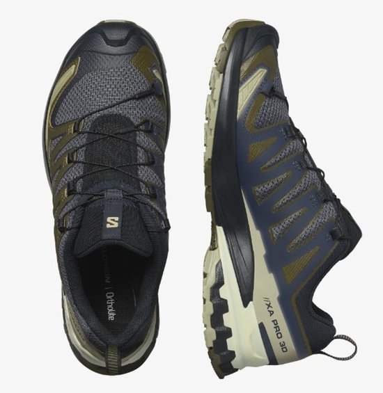 Bovenaanzicht en zijaanzicht van een paar Salomon XA PRO 3D V9 heren wandelschoenen in donkerblauw en olijfgroen.