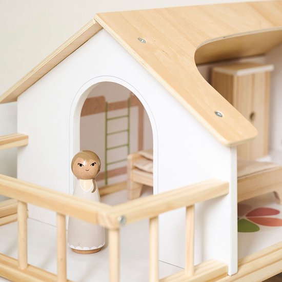 Houten poppenhuis, detail van een houten poppetje met gezichtsuitdrukking op het balkon.