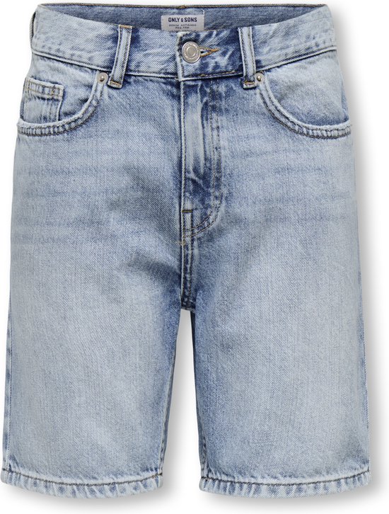 Lichtblauwe denim short met lichte wassing, vijf zakken en knoopsluiting.