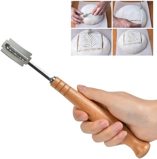 Broodmes met houten handvat, vastgehouden in een hand, met 4 kleinere afbeeldingen van brooddeeg dat wordt ingesneden.