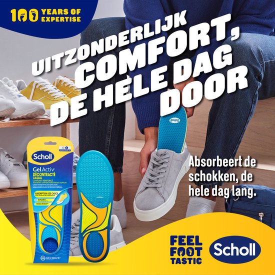 Homme insérant des semelles Scholl GelActiv dans une sneaker grise, avec un étagère à chaussures à l'arrière.