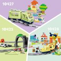 Drie LEGO Duplo scènes: een trein met wagon, een treintunnel en een treinstation met brug en overweg.