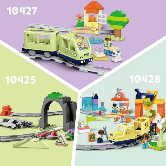 Drie LEGO Duplo scènes: een trein met wagon, een treintunnel en een treinstation met brug en overweg.