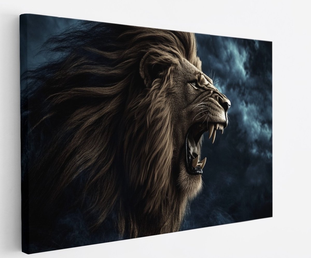 Saammp Canvas Schilderij - Grommende Leeuw met donkere lucht - Dieren - Natuur - 100x75 - Foto op canvas - Wanddecoratie - Muurdecoratie Woonkamer - Slaapkamer decoratie - Canvas Print Multicolor