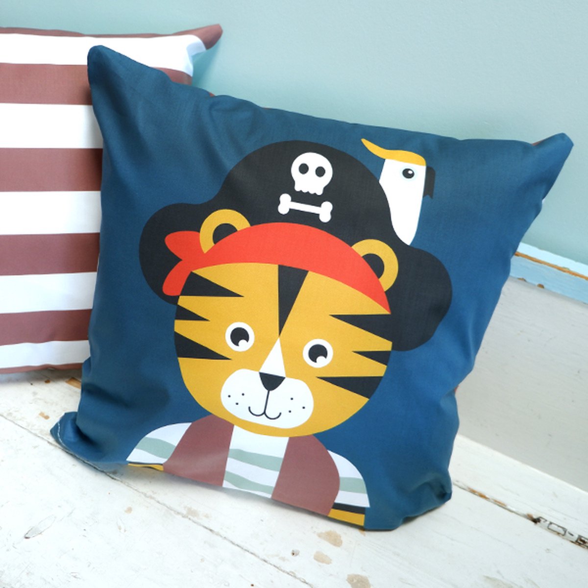 Sierkussen Tijger piraat 40x40 tweezijdig donker blauw met rits inclusief vulling voor kinderkamer