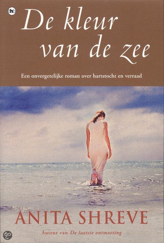 Boek 'De kleur van de zee' met een vrouw in een roze jurk op het strand.