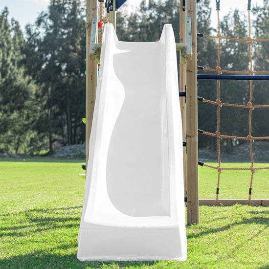 Witte glijbaan van een klimtoestel in een groene tuin, met een blauwe rand aan de bovenkant.