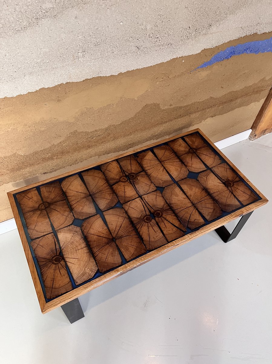 salontafel - eikenhout met blauwe epoxy en zwart gecoat frame