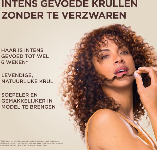 Vrouw met krullend haar, haar is intens gevoed tot 6 weken, levendige, natuurlijke krul.
