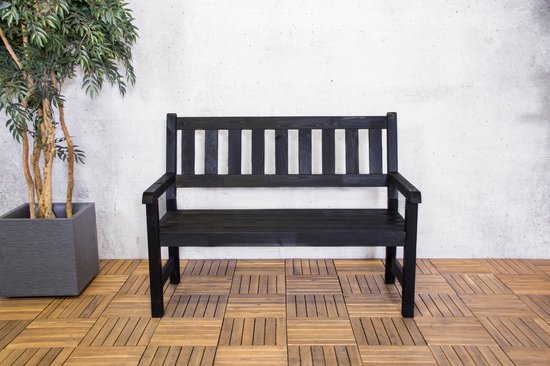 Zwarte houten 2-zits tuinbank met spijlenrug, geplaatst op een houten vlonder.