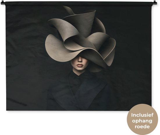 Gros plan d'une femme portant un grand chapeau gris drapé et des vêtements noirs, avec barre de suspension incluse.