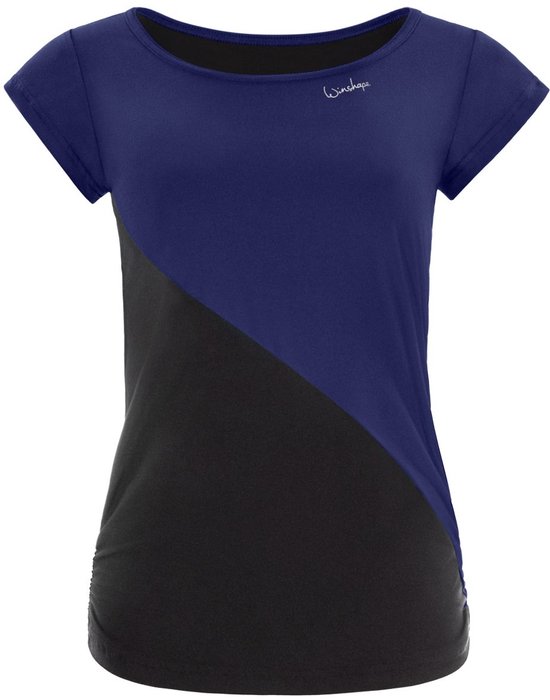 Een donkerblauw T-shirt met een zwart diagonaal vlak en gerimpelde zijkanten.