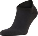 Zwarte Falke Cool Kick enkelsok met een blauw detail op de neus.