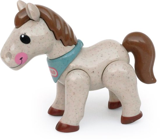 Wit gevlekte pony met bruine manen, staart en hoeven, draagt een lichtblauwe bandana met tekst.