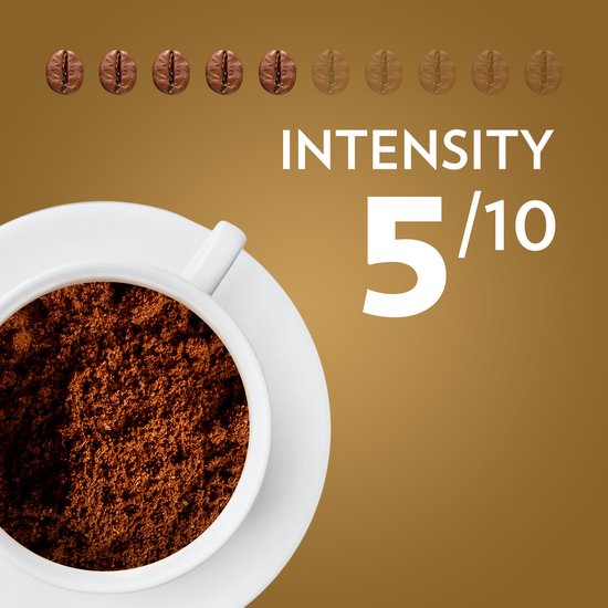 Een witte kop koffie gevuld met gemalen koffie, naast de tekst 'INTENSITY 5/10'. Boven de kop bevinden zich 8 koffiebonen.