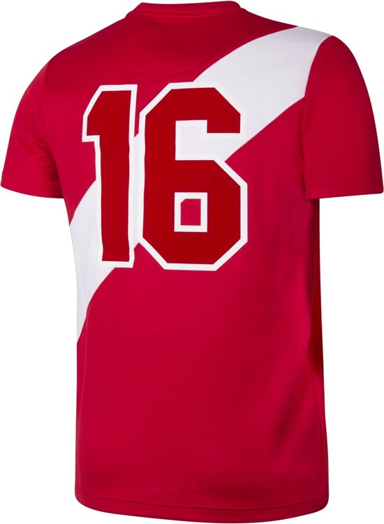 Achterkant van een rood voetbalshirt met witte schuine band en het nummer 16.