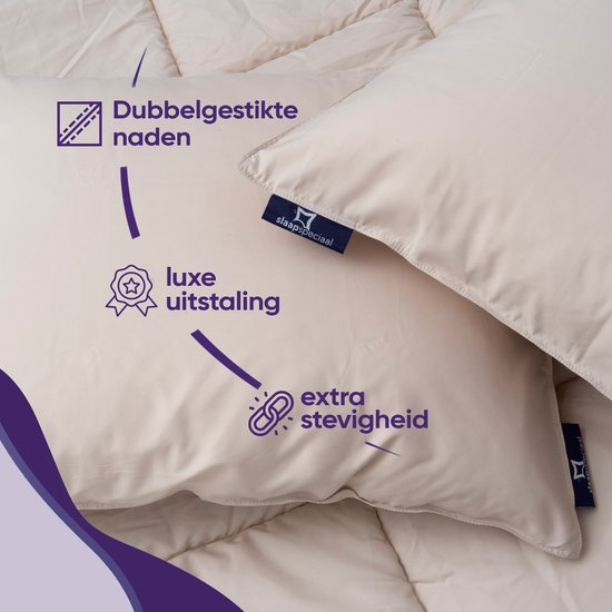 Twee beige kussenslopen met dubbelgestikte naden en een label van Slaapspeciaal. Iconen voor luxe uitstraling en extra stevigheid.