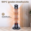Een zwarte staande infrarood verwarming met koperkleurige gloeiende elementen en een 180 graden draaifunctie.
