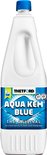 Witte kunststof fles met een blauw label met 'Thetford Aqua Kem Blue'. Fles heeft een handvat en blauwe dop.
