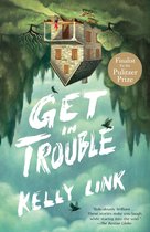 Boekomslag van "Get in Trouble" door Kelly Link, met een omgekeerd huis, bomen en vogels. Finalist voor de Pulitzerprijs.