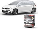 Een witte Volkswagen Polo bedekt met een zilveren Walser autohoes, met de verpakking ernaast.