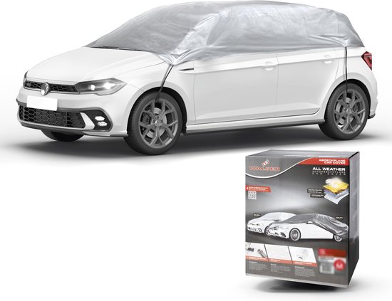 Een witte Volkswagen Polo bedekt met een zilveren Walser autohoes, met de verpakking ernaast.