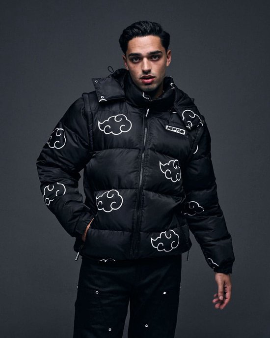 Model in zwarte puffer jas met capuchon, witte wolkenprint en opstaande kraag.