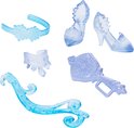 Accessoires voor Elsa pop: blauwe haarband, schoenen, ketting, toverstaf en sleutel.