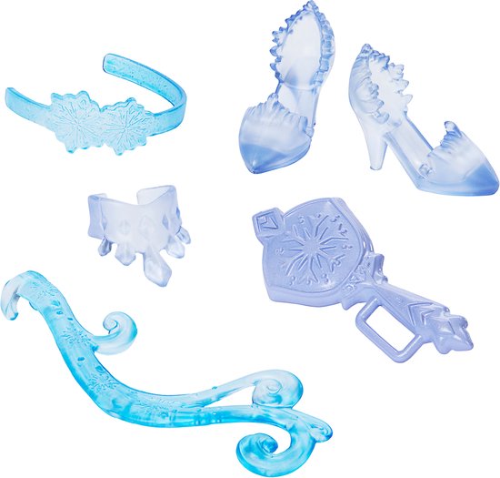 Accessoires voor Elsa pop: blauwe haarband, schoenen, ketting, toverstaf en sleutel.