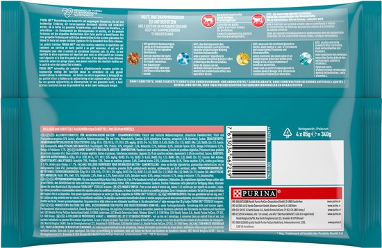 Achterkant van de verpakking met voedingsinformatie en ingrediënten. Twaalf zakjes van 85g Purina One Sterilcat kattenvoer met zalm en wortelen.
