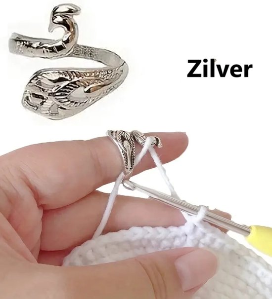 Zilveren ring met pauwdesign, gedragen op vinger om garen te geleiden.
