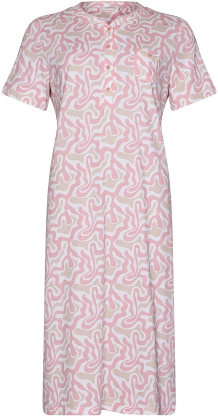 Een kort nachthemd met een organische print in roze, crème en beige. Het nachthemd valt tot op de knie, heeft korte mouwen en een knoopsluiting.